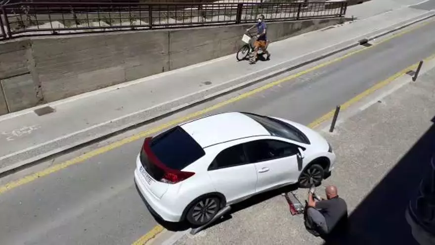 Un cotxe queda atrapat en unes pilones a Girona