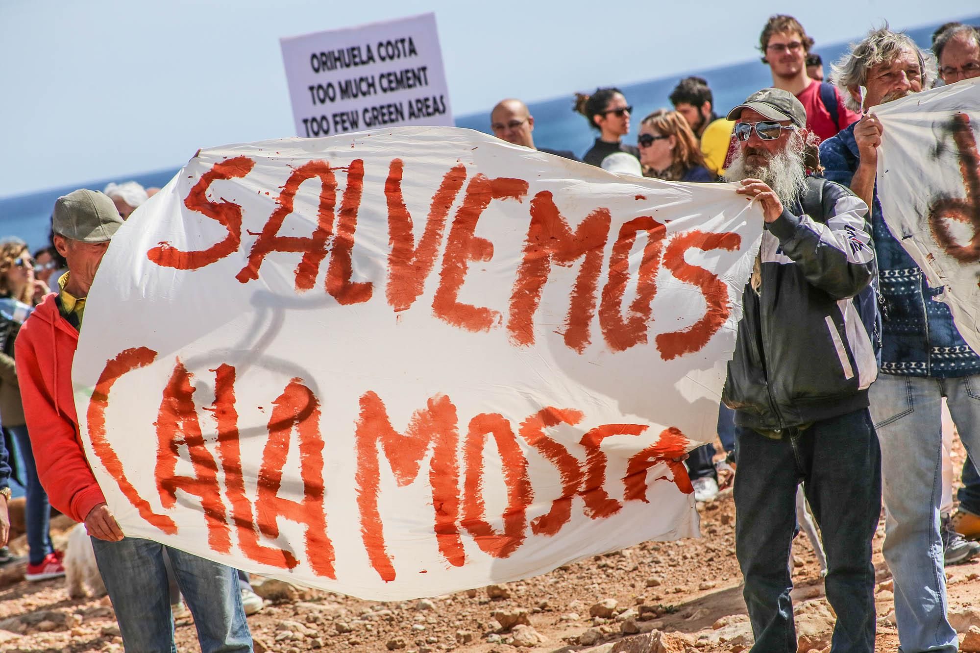 Una protesta en Cala Mosca en contra de la urbanización del último tramo virgen del litoral oriolano