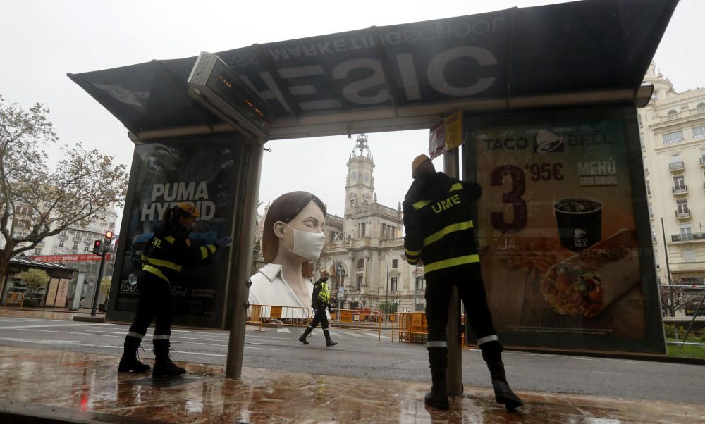 La UME desinfecta la plaza del Ayuntamiento de València por el coronavirus