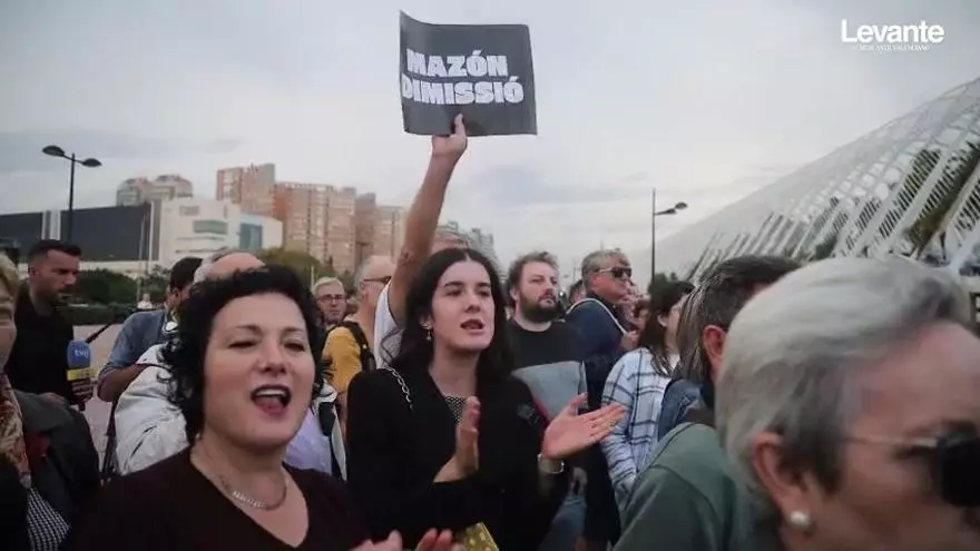 Gritos de "Mazón dimisión" en el exterior del funeral de Estado