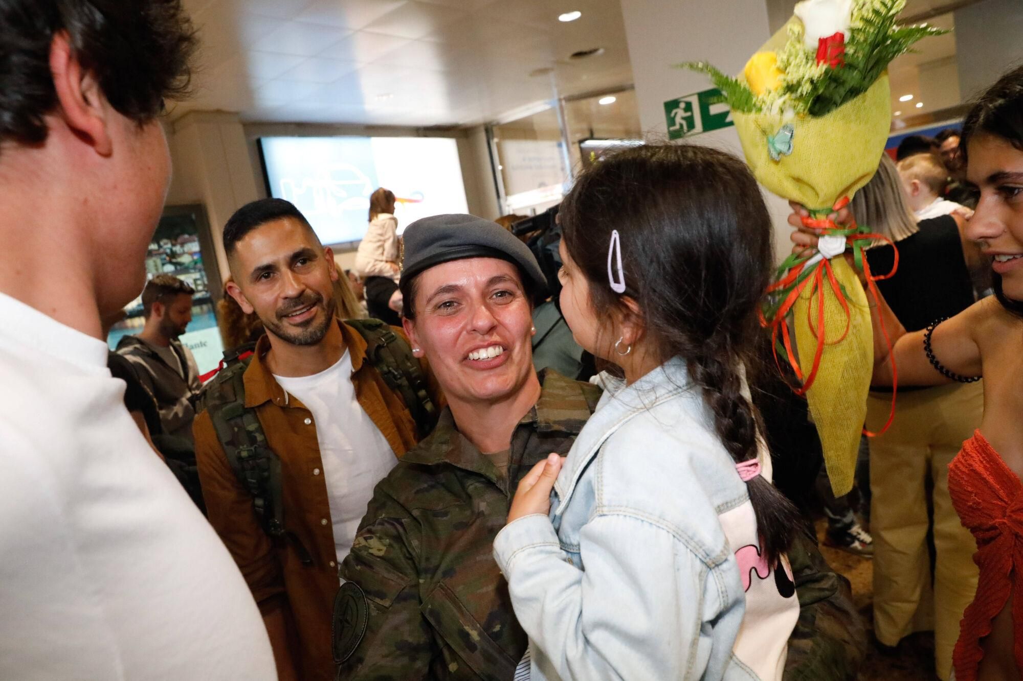 EN IMÁGENES: El regreso a Asturias en el aeropuerto del batallón "Toledo" tras meses en Eslovaquia