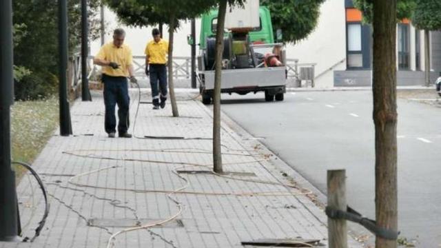 Operarios reponen cable en la zona de Meixonfrío. / la opinión