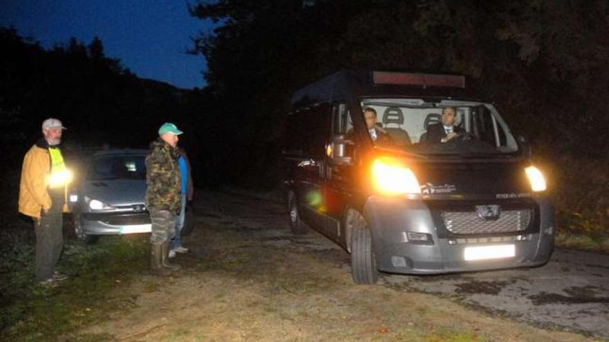 Imagen del coche fúnebre a su llegada cerca del lugar donde falleció Adrián Areán.  // Bernabé/Javier Lalín