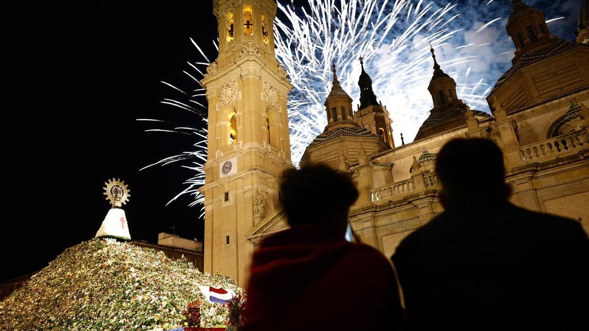 En imágenes | Unos espectaculares fuegos artificiales ponen el broche de oro a las Fiestas del Pilar 2023