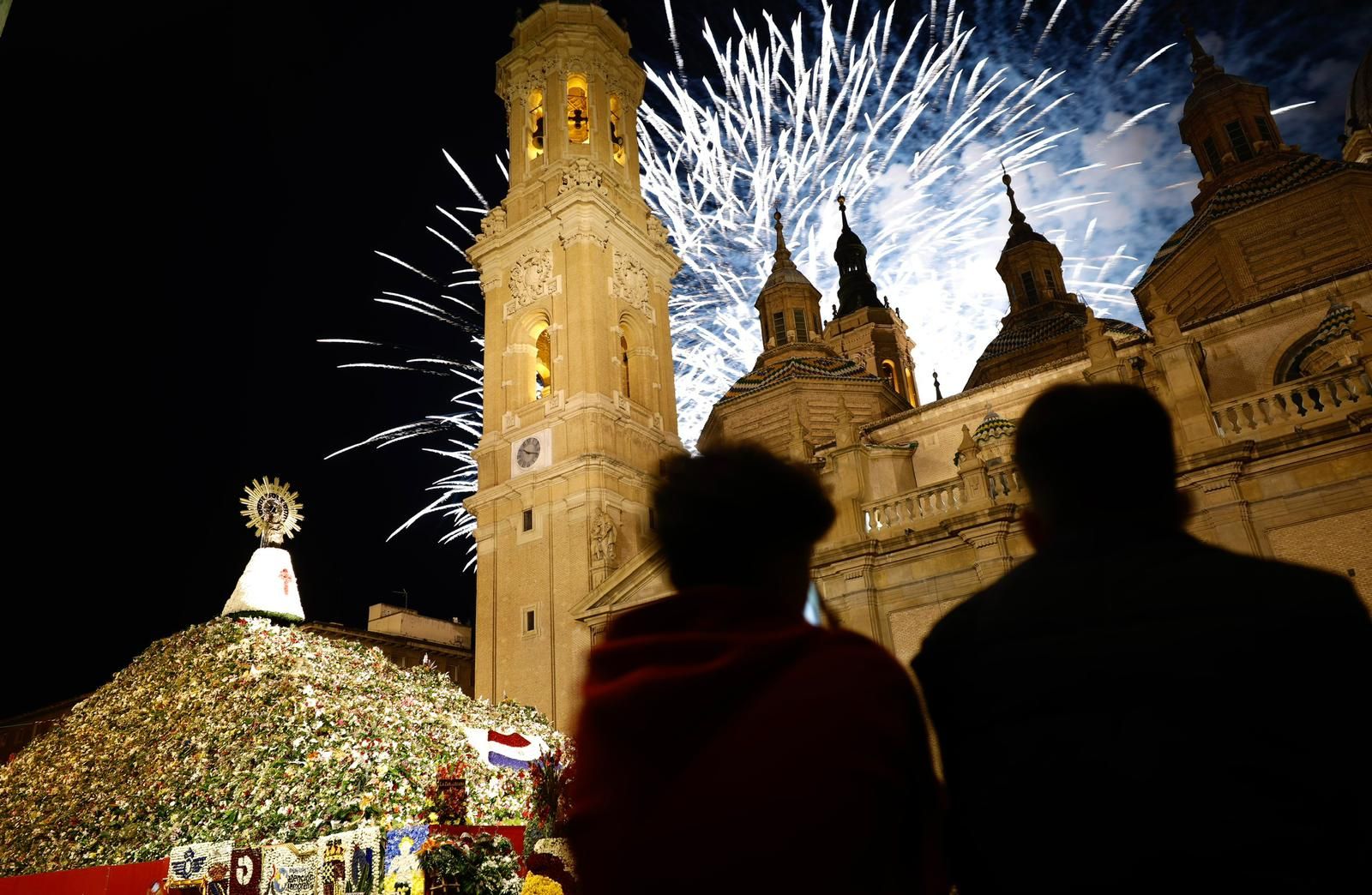 En imágenes | Unos espectaculares fuegos artificiales ponen el broche de oro a las Fiestas del Pilar 2023