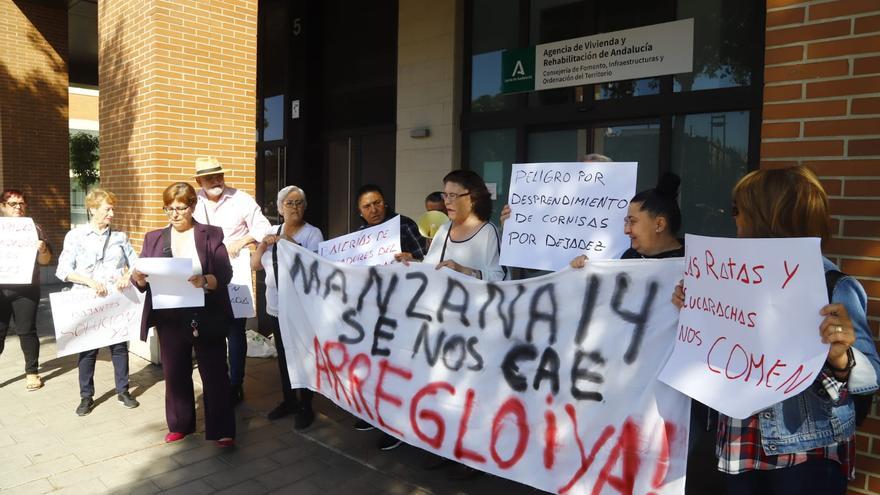 La Manzana 14 del barrio del Guadalquivir exige a la Junta la rehabilitación de sus viviendas