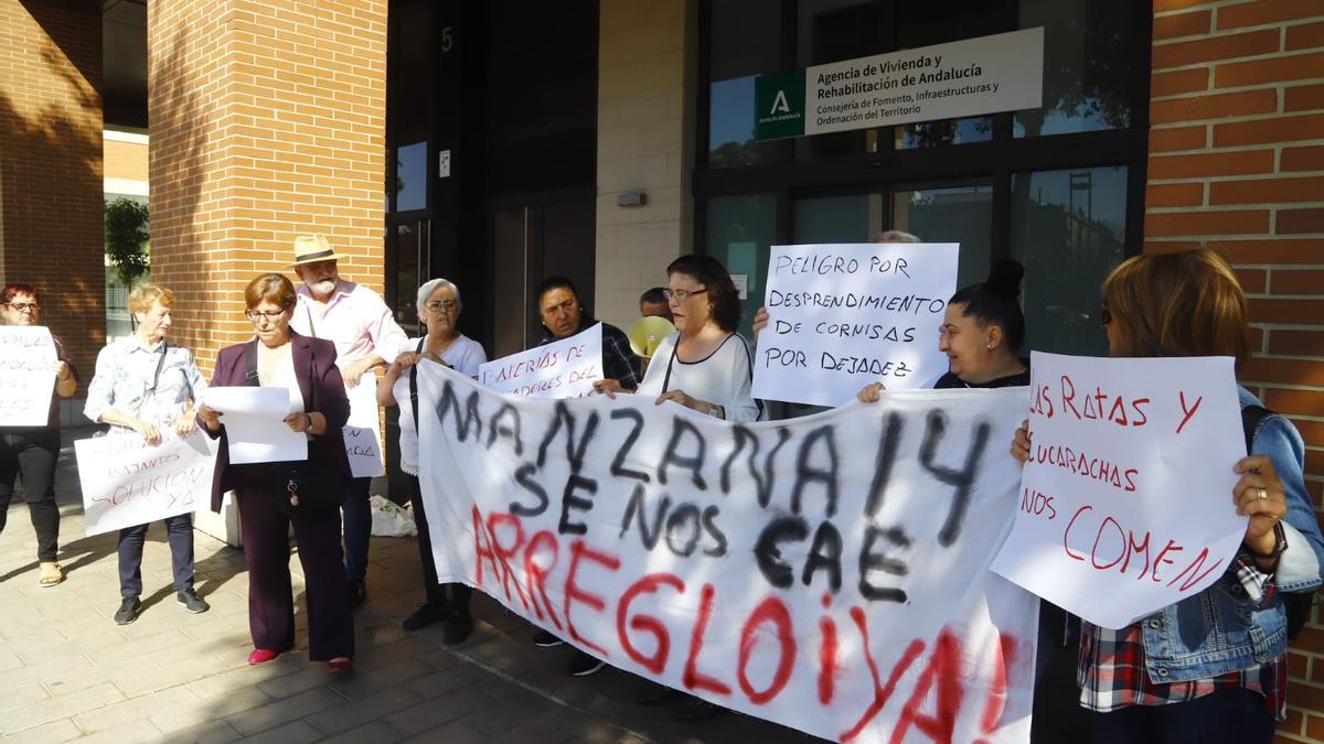 Vecinos del barrio del Guadalquivir, concentrados a las puertas de AVRA.