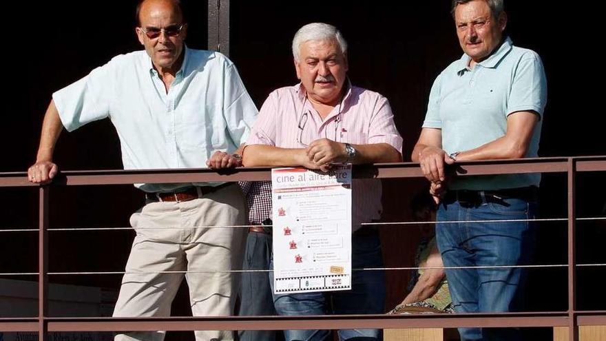 Belarmino Fernández, José Ramón García y Juan Gona, ayer, en la presentación del ciclo de cine de Bueño en el centro de interpretación del Hórreo.