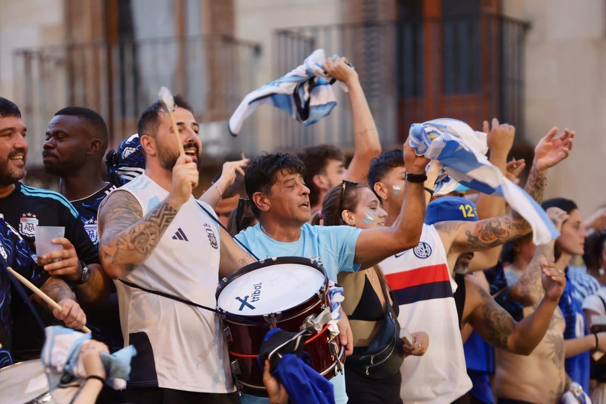 El centro de Alicante, lleno de hinchas argentinos para ver la semifinal del Mundial frente a Inglaterra