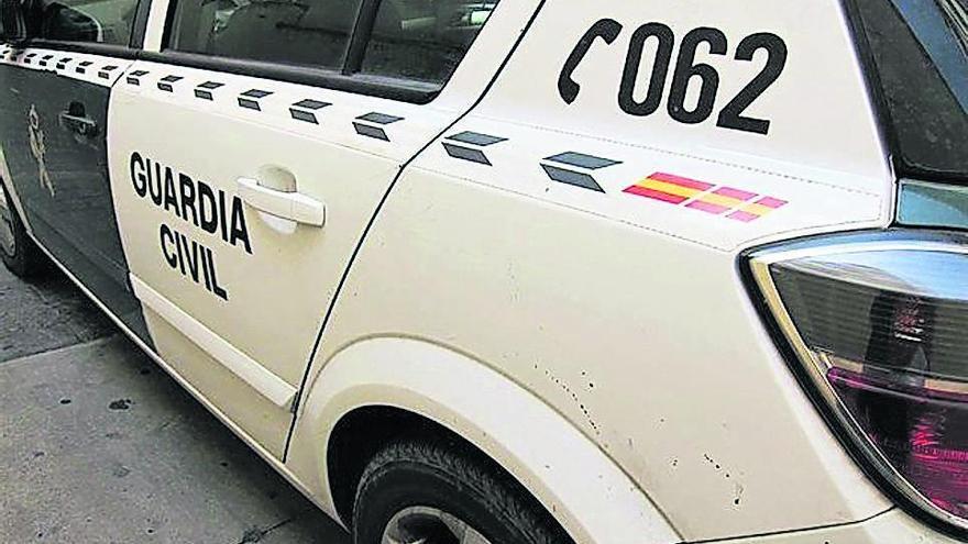 Guardias civiles de Los Llanos arrestaron a un joven que tiró a la basura un envoltorio con cocaína.