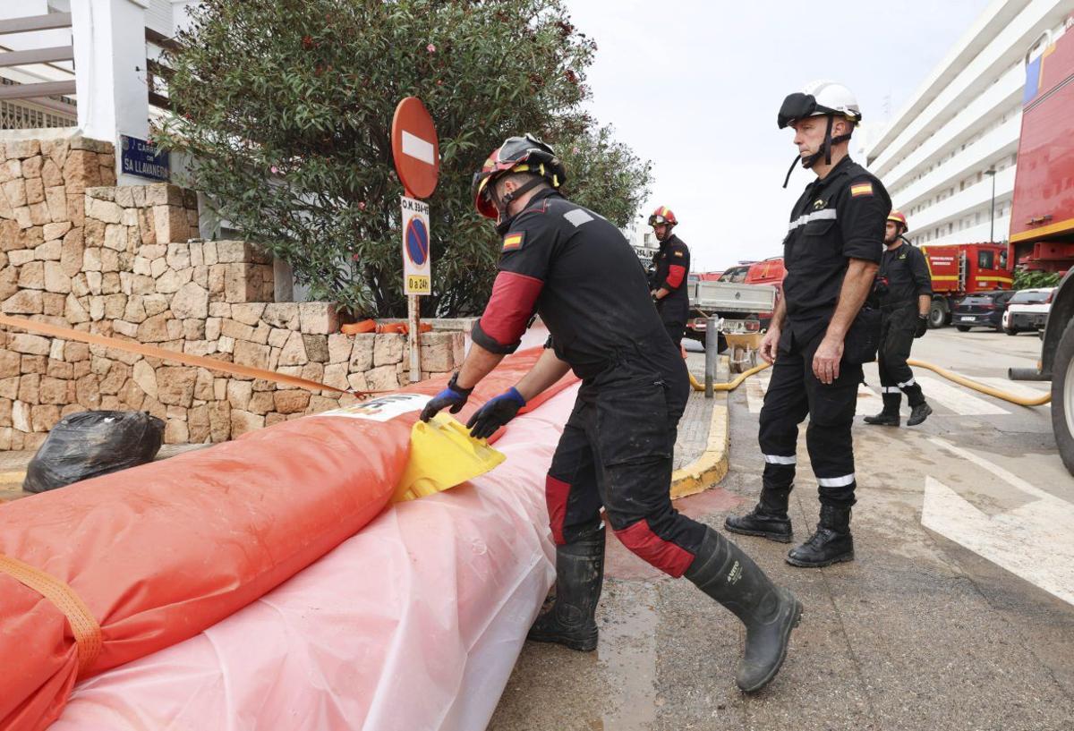 La UME coloca barreras protectoras junto al edificio Brisol. |  | J.A. RIERA