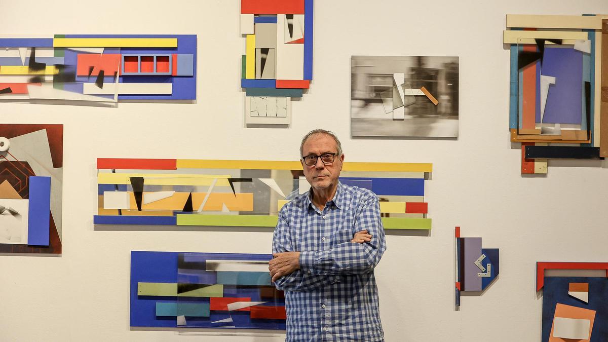 Eduardo Lastres posa con algunas piezas de la exposición &quot;Habito en lugares distintos&quot;