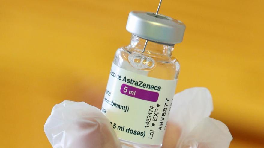 Una ampolla amb dosis de la vacuna d&#039;AstraZeneca
