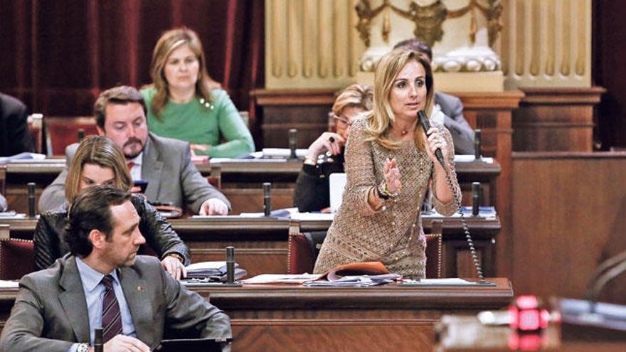 Mabel Cabrer, de pie y en una sesión en el Parlament.