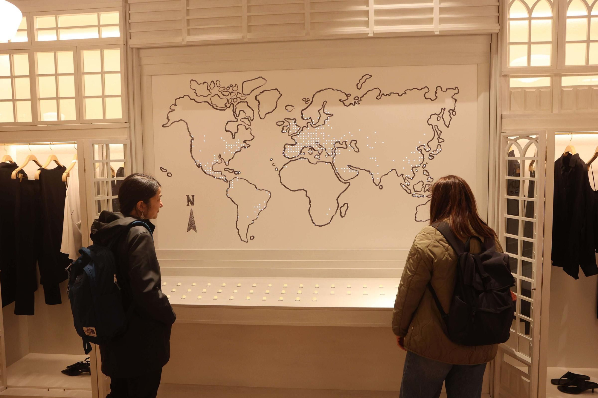 Reinauguración de la primera tienda de Zara: un homenaje a la Marina y una colección exclusiva