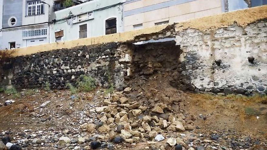 El muro de la calle Álamo, de San Nicolás, tras derrumbarse ayer.