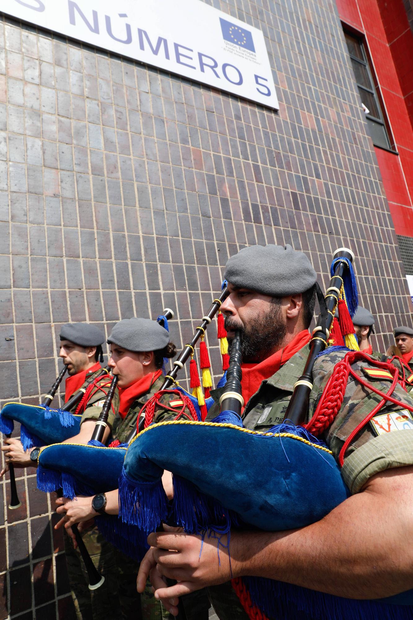 EN IMAGENES: Así fue el izado de bandera en el IES Número 5 de Avilés