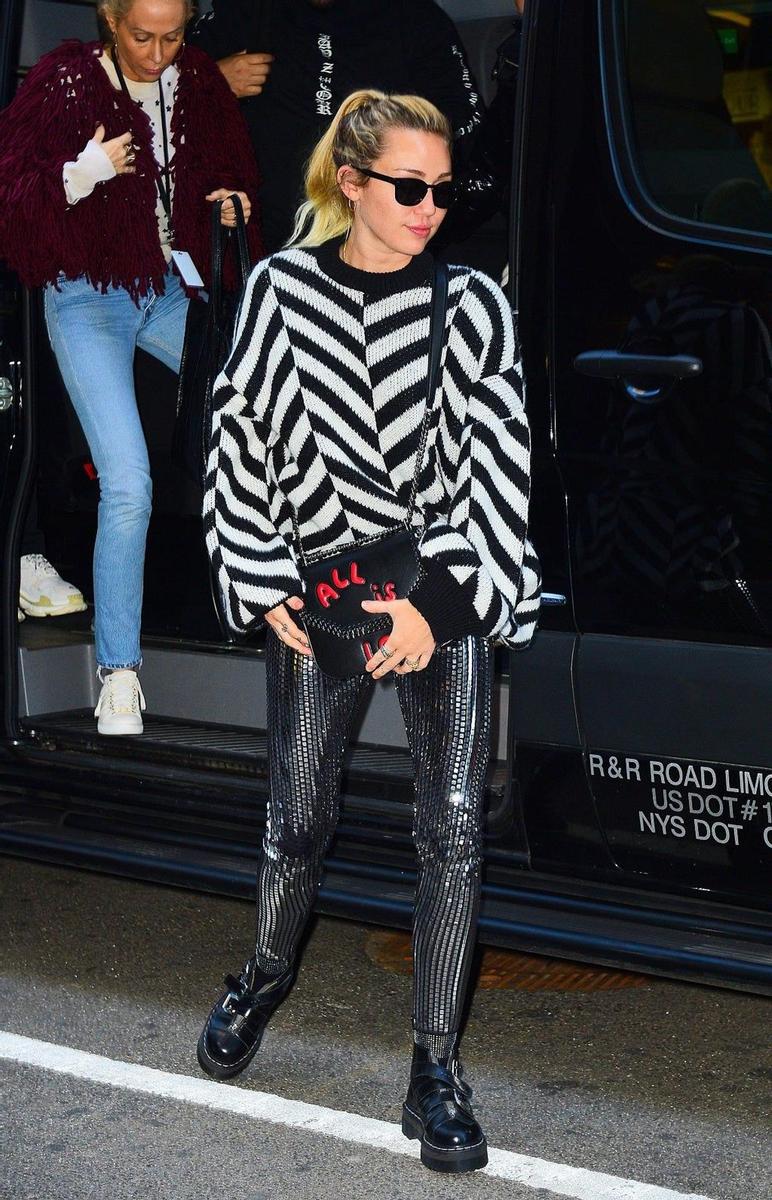 Miley Cyrus con jersey de rayas