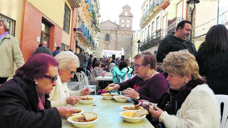 Celebración del Potaje Perchelero en la calle Ancha del Carmen, en 2016, con la iglesia del Carmen al fondo.