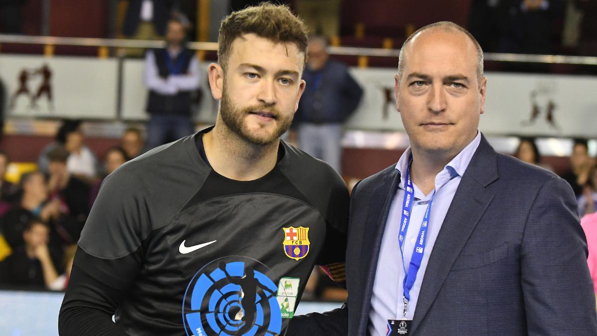 Servando Revuelta, entregando un premio al exazulgrana Pérez de Vargas