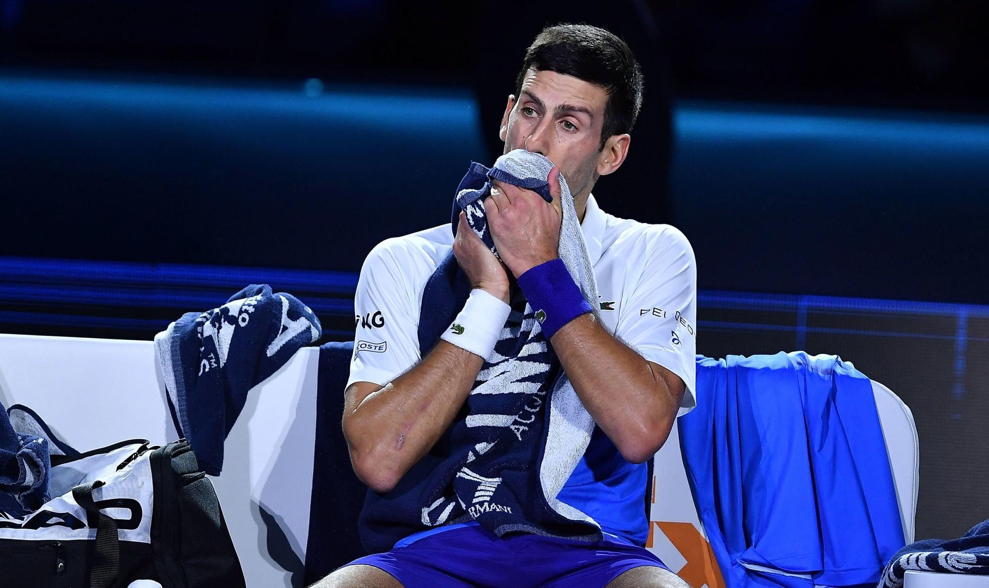 El tenista Novak Djokovic durante un descanso de un partido.