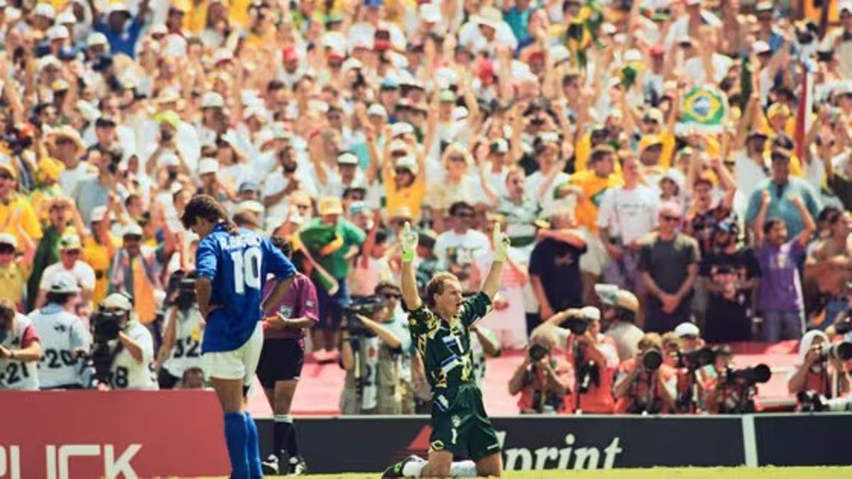 Roberto Baggio con los brazos en jarra