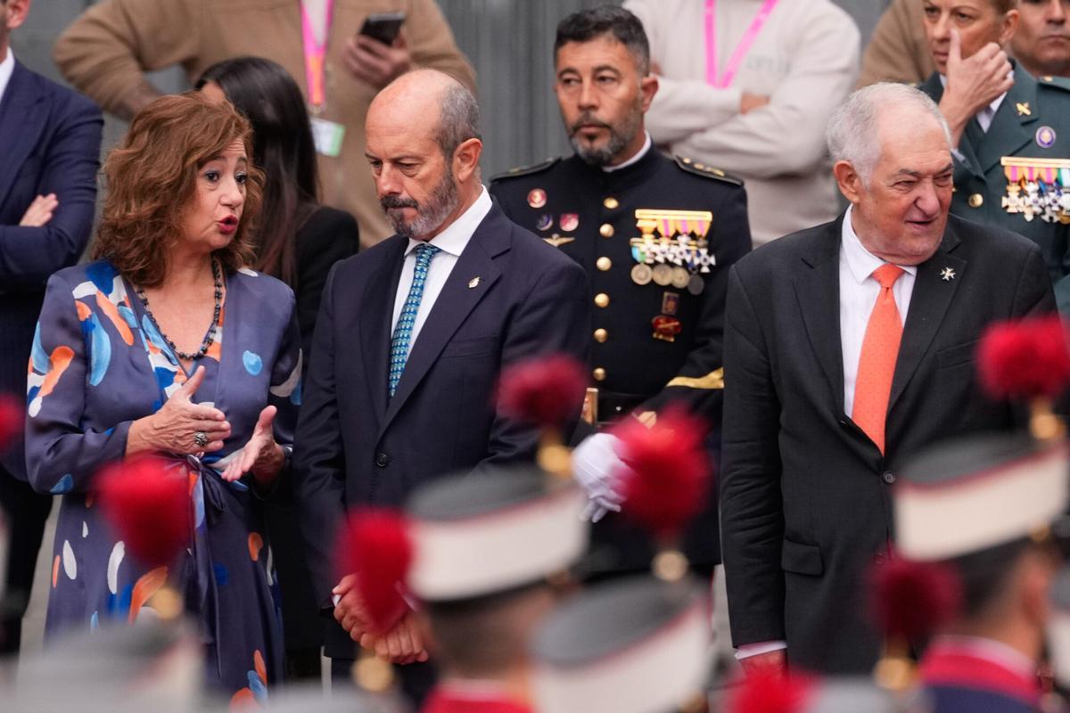 MADRID, 12/10/2025.- La presidenta del Congreso, Francina Armengol (i), el presidente del Senado, Pedro Rollán (c) y el presidente del Tribunal Constitucional, Cándido Conde-Pumpido (d) durante el desfile de las Fuerzas Armadas con motivo de la Fiesta Nacional en la tribuna de autoridades este domingo. EFE/Borja Sánchez-Trillo