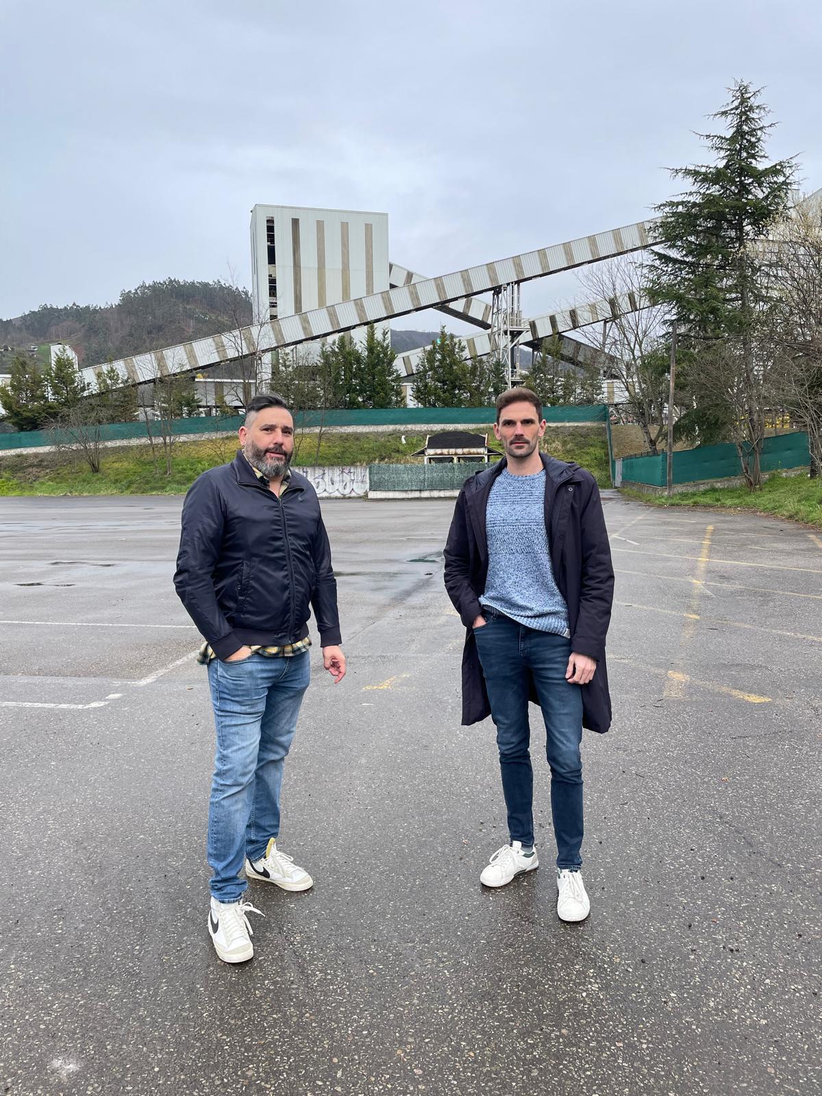 Por la izquierda, Alejandro Fernández, secretario general del PSOE, y el concejal Jorge Expósito, en el Batán.