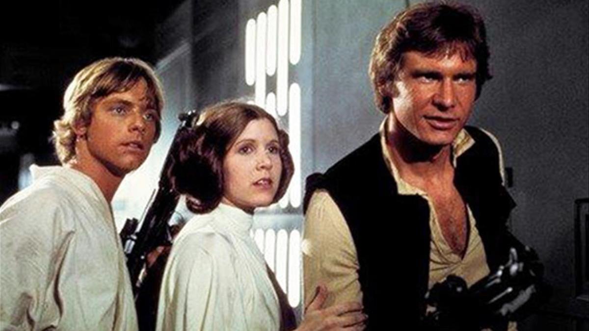 Mark Hamill, Carrie Fisher y Harrison Ford, en una escena de la película de 1977 'La guerra de las galaxias' 'Episodio IV Una nueva esperanza'.