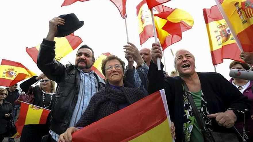 Ciudadanos portugueses ondean banderas españolas en Valença do Minho. / efe