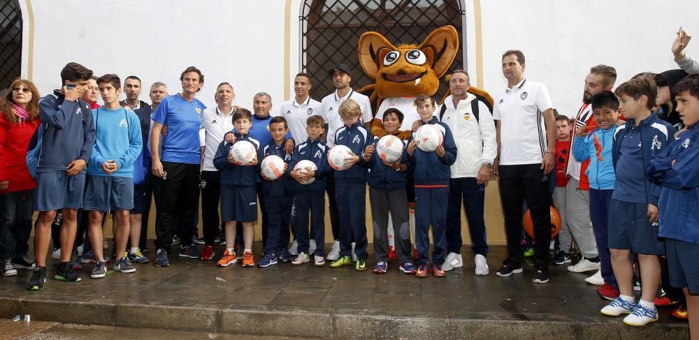 Zaza y Rodrigo con los aficionados en Requena