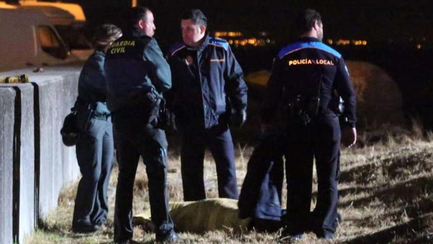 Agentes de la Guardia Civil y la Policía Local junto al cadáver.