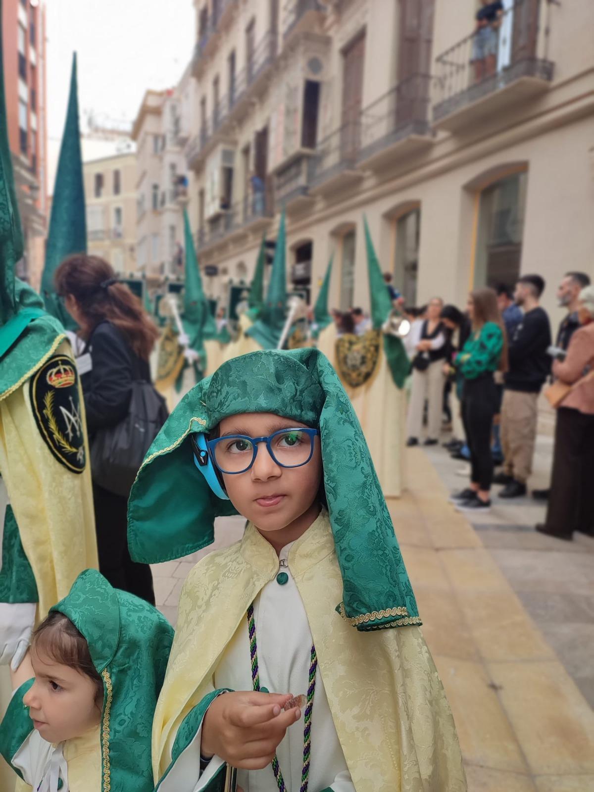 Óscar, el pequeño con TEA que procesiona en Semana Santa con cascos insonorizados