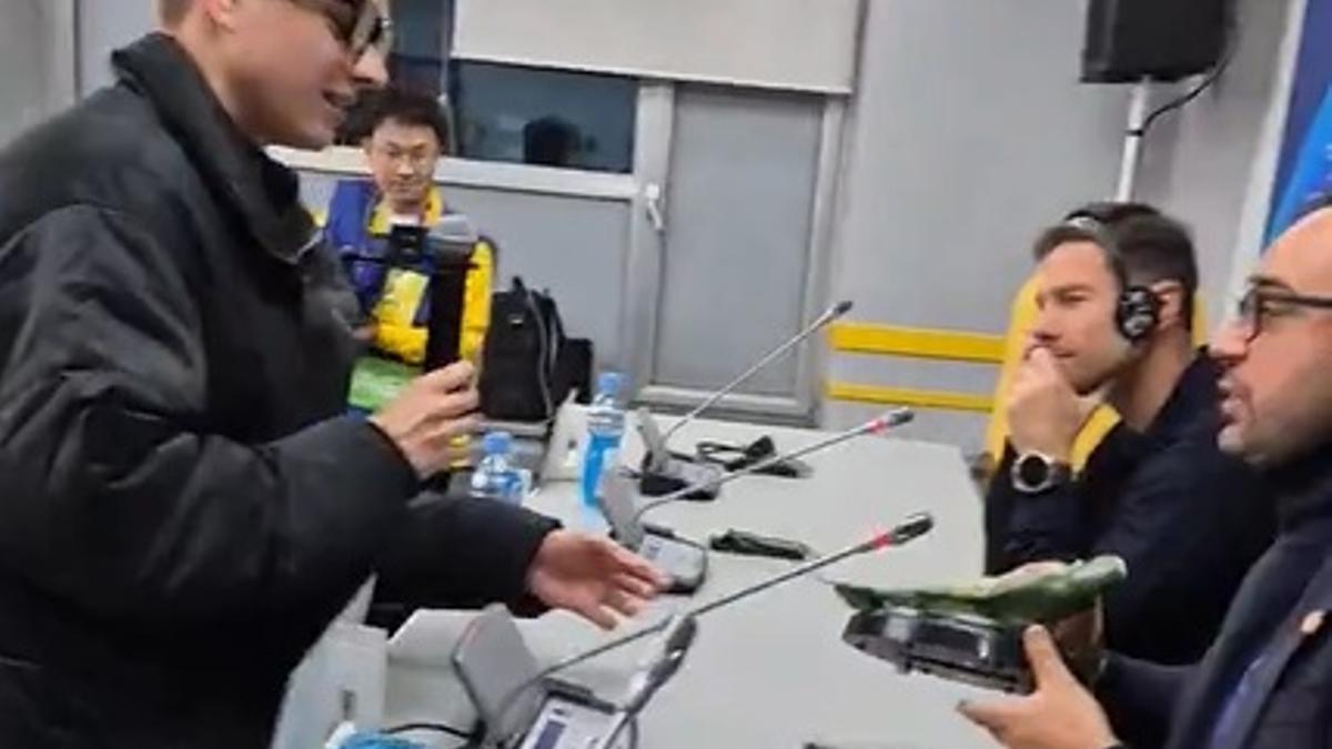 Imagen del momento en el que le regalan un pez a Xabi Alonso