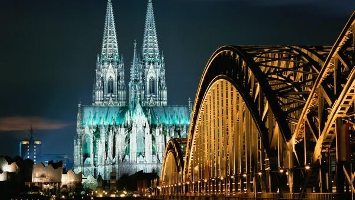 La Catedral de Colonia junto al puente Hohenzollern.