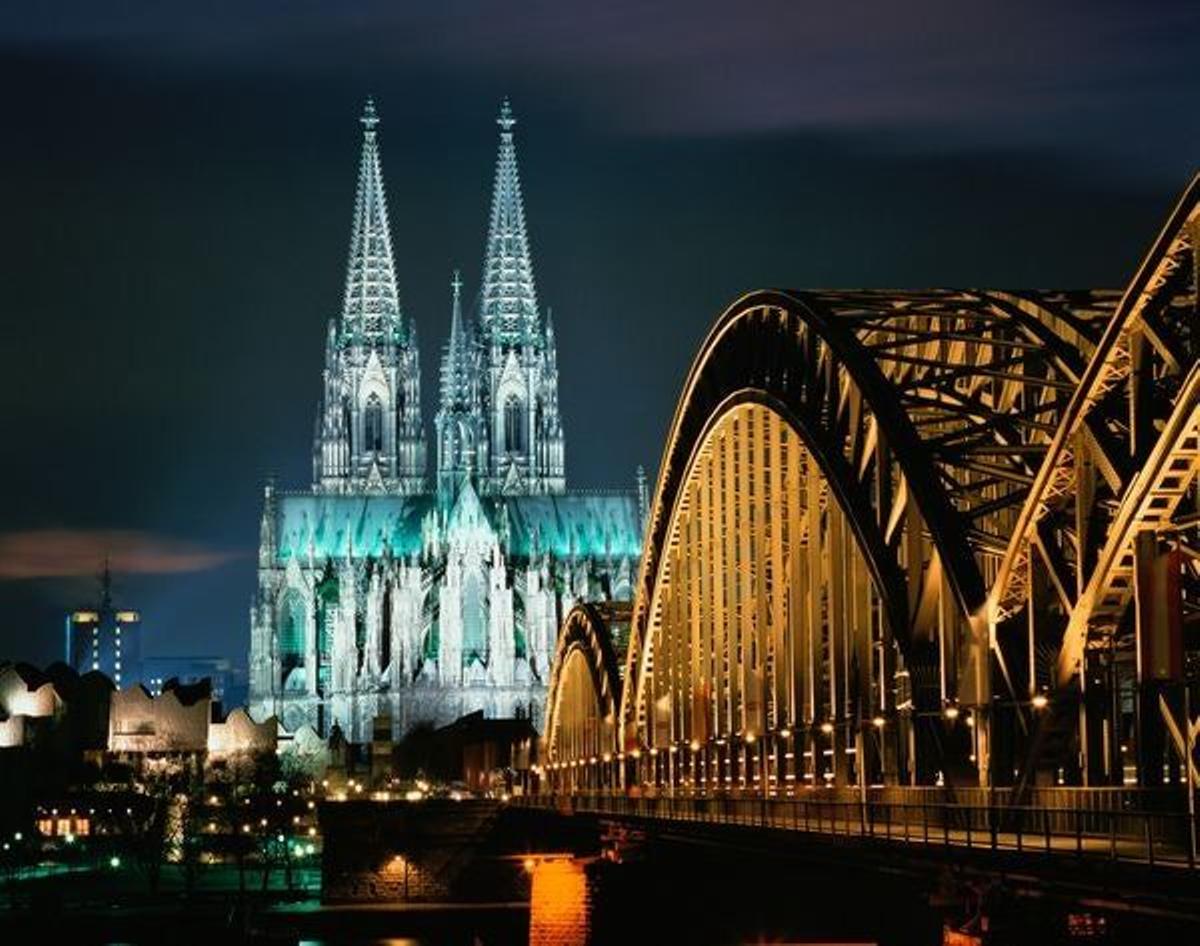 La Catedral de Colonia junto al puente Hohenzollern.