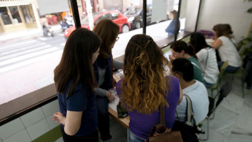 Estudiantes recogiendo firmas esta mañana