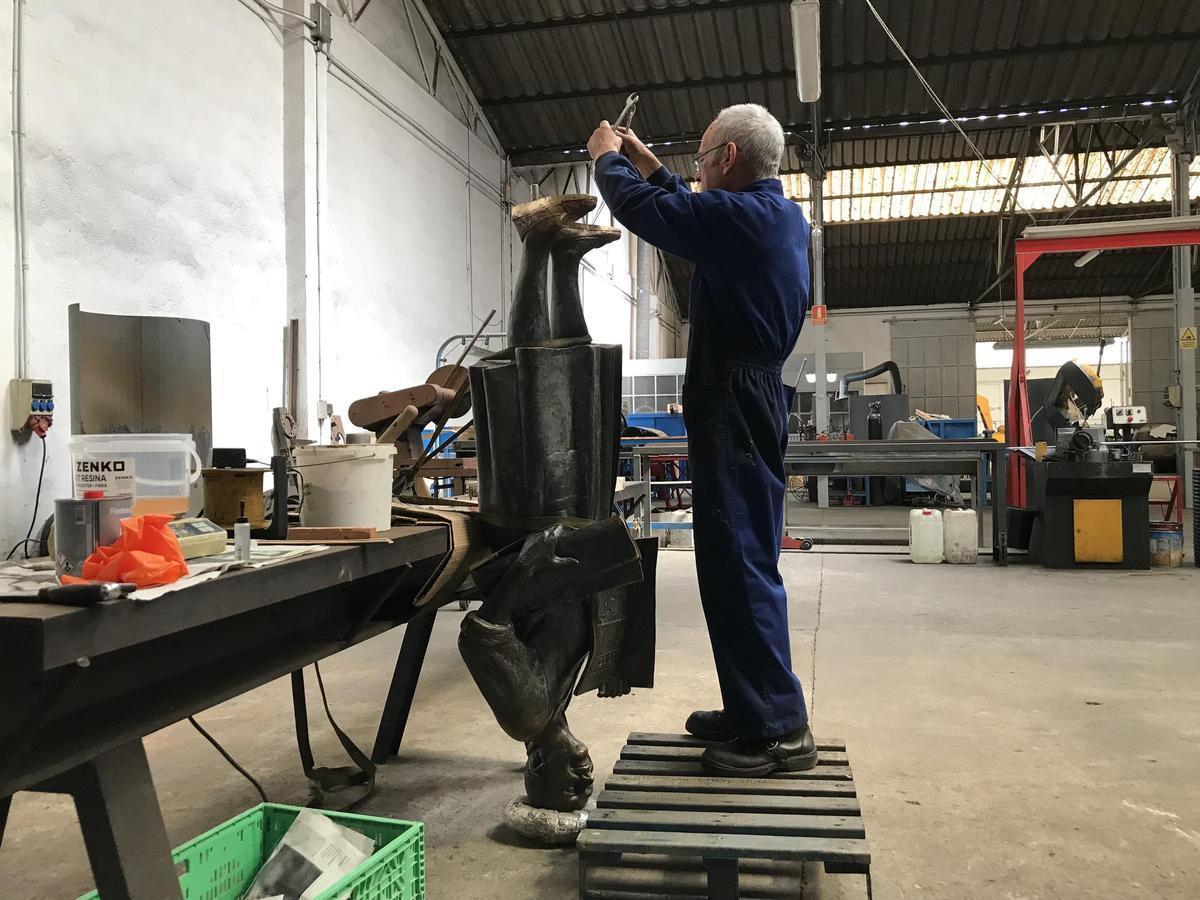 Reparación de la estatua de Leoncia en Cáceres la última vez que sufrió daños, en 2023.