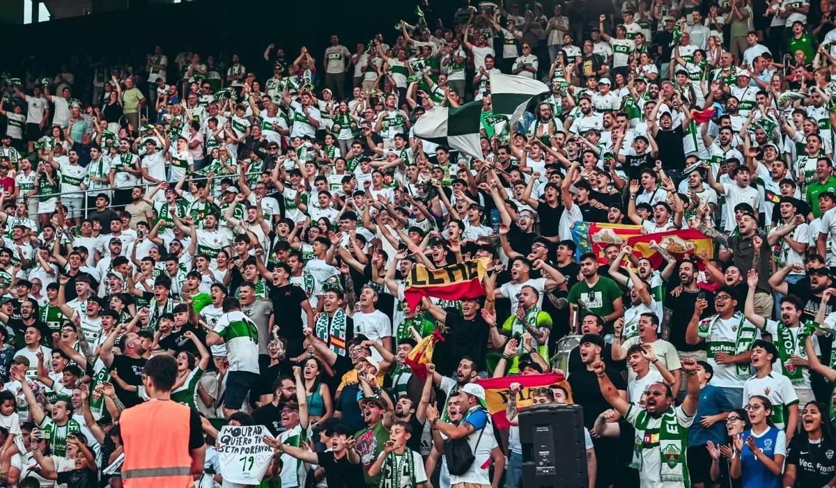 La afición del Elche anima a los suyos durante la temporada pasada.