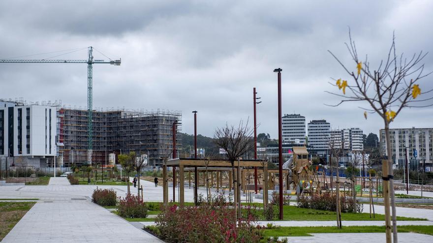 La plaza central de Xuxán, en A Coruña, antes de Navidad, y la conexión con Matogrande, para marzo