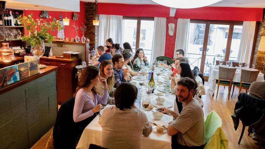 Jóvenes degustando un cocido en el restaurante Cabanas en la pasada Feira do Cocido.