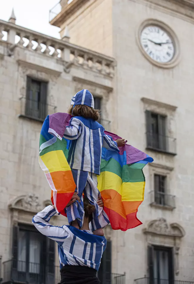 Condenado por insultar, amenazar y escupir a un vecino gay en Alicante