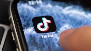 Aplicación TikTok en teléfono móvil.