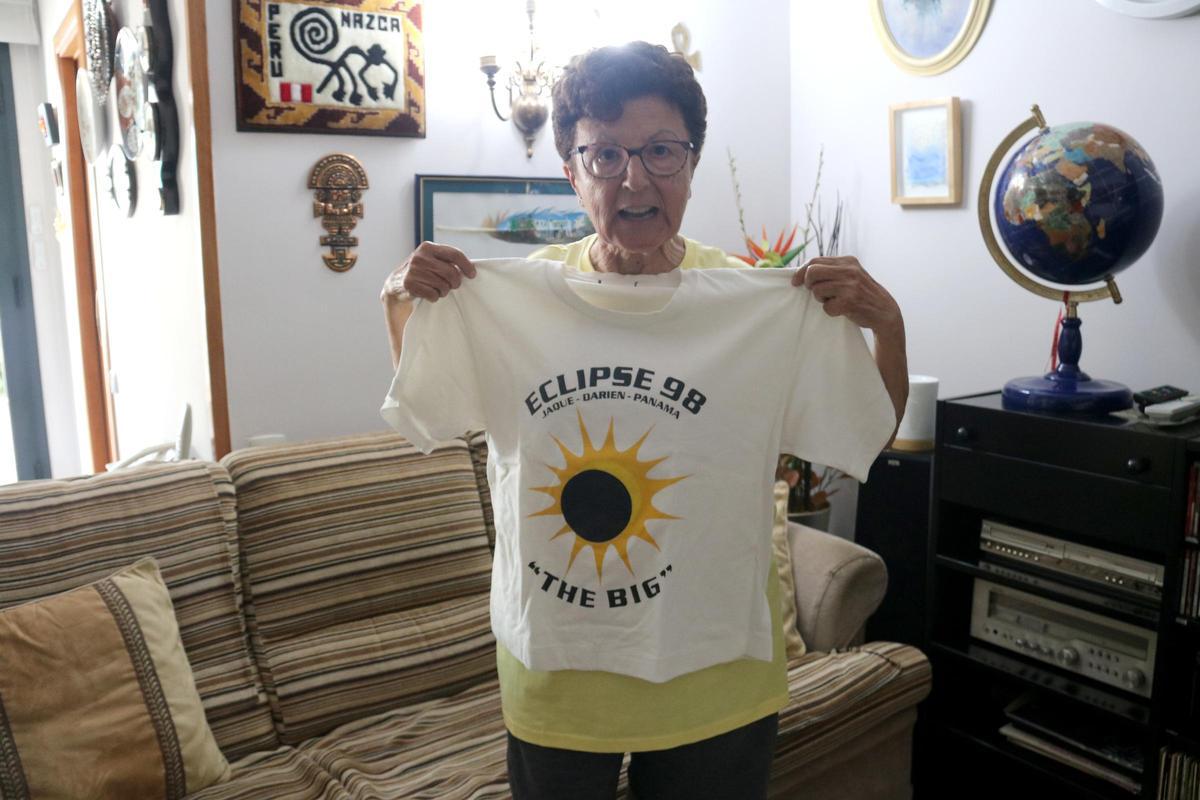 Carme Lluís, con la camiseta conmemorativa del eclipse del 1998 que vivió en Panamá