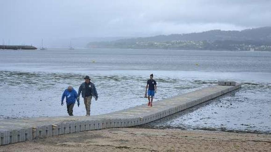 Plataforma flotante que se instaló el pasado verano en la playa de Sada.