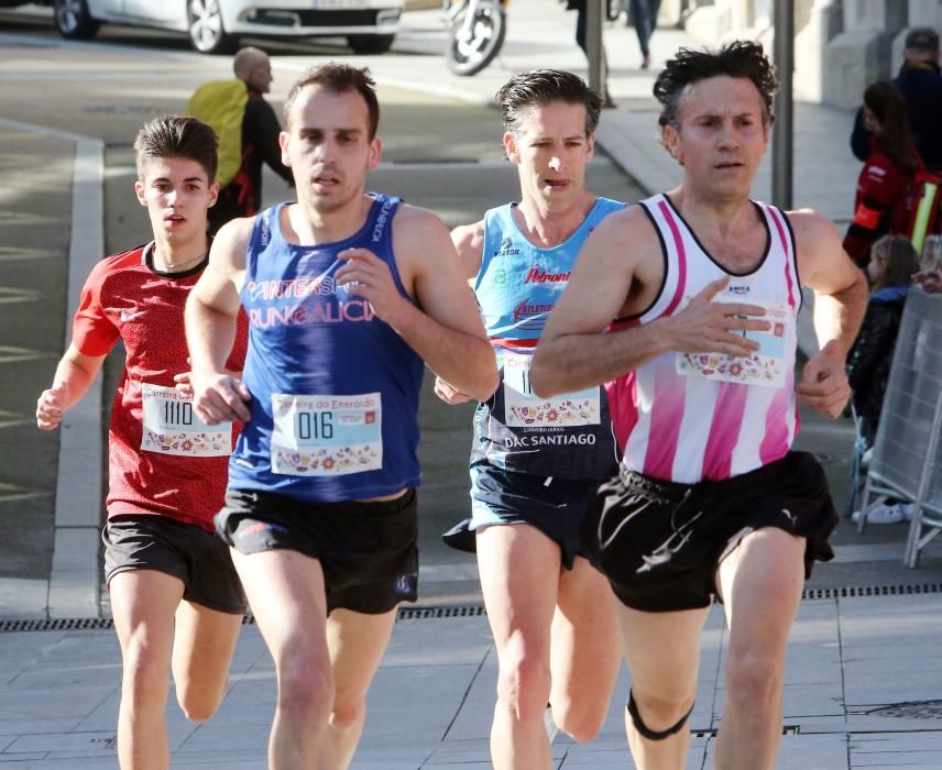 El centro de Vigo fue esta mañana una pista de atletismo improvisada para acoger la sexta edición de la Carreira Popular de Entroido