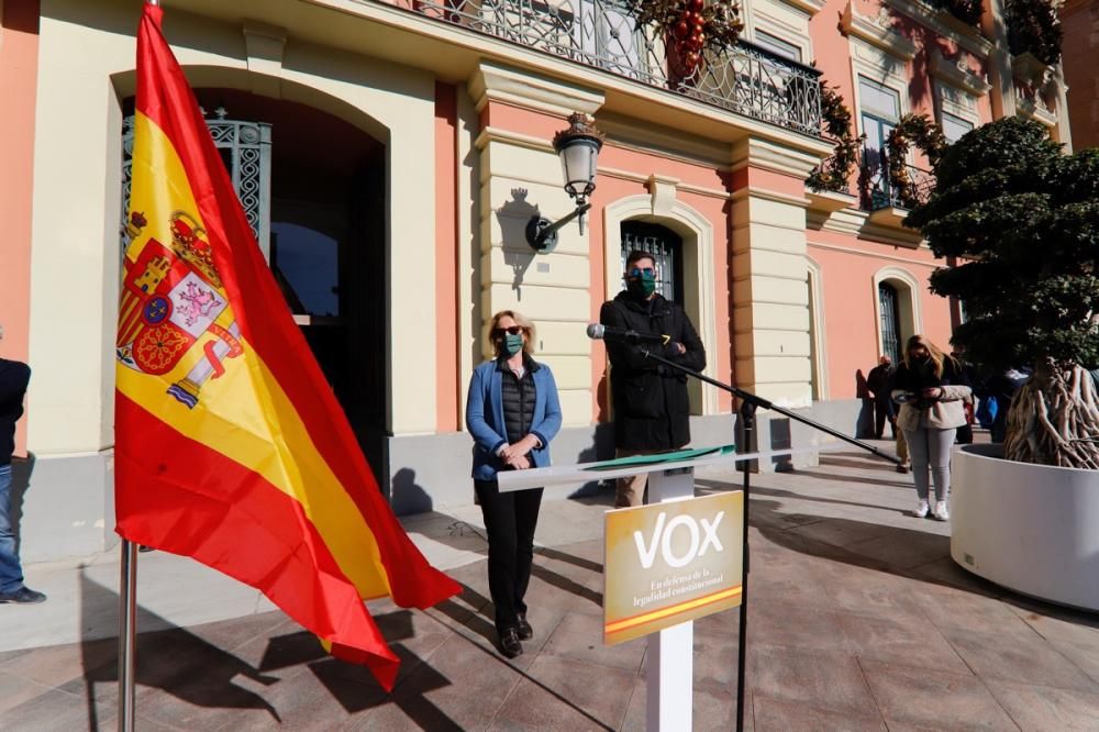 Más de un centenar de personas arropa a Vox en Murcia un acto en defensa de la Constitución