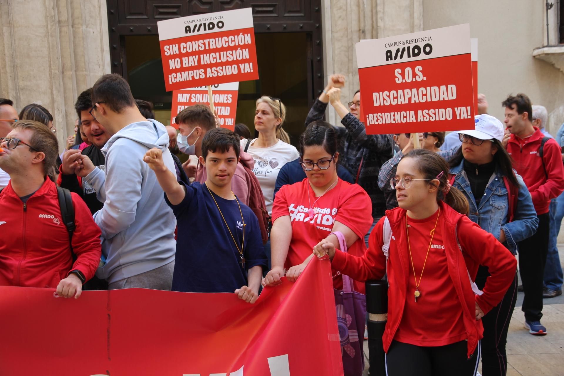 Concentración de Assido en Murcia ante la CHS