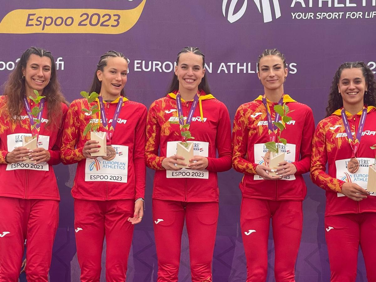 Carmen Avilés, la tercera por la izquierda, con la selección española.