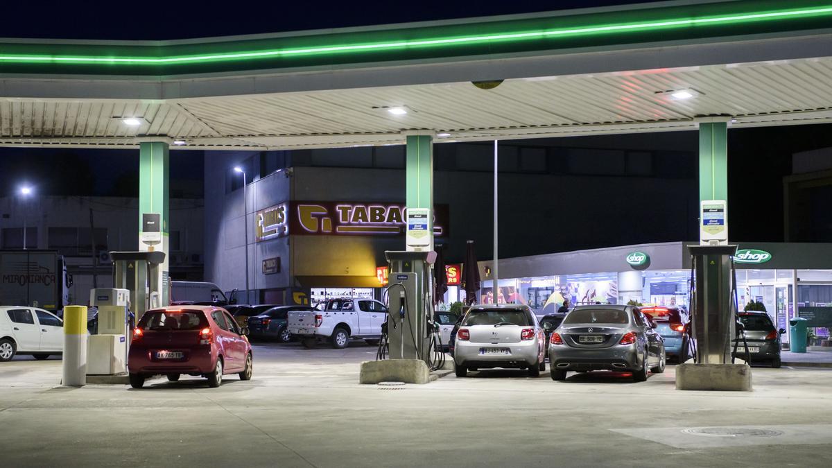 Una de les benzineres de la Jonquera amb conductors francesos omplint el dipòsit.